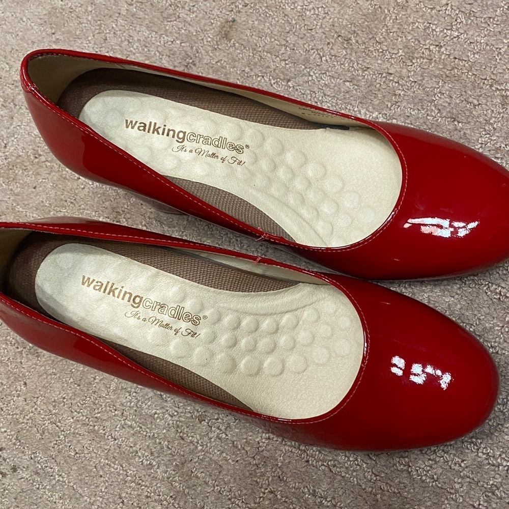 Walking Cradles Shiny Red 9WW Chunky Leather Heels Office Career Academia